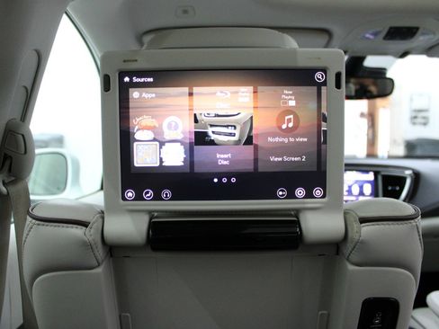 Used 2018 Chrysler Pacifica Limited w/ Advanced Safetytec Group FWD image 41