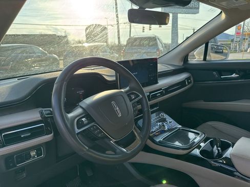 Used 2023 Lincoln Nautilus Reserve image 11