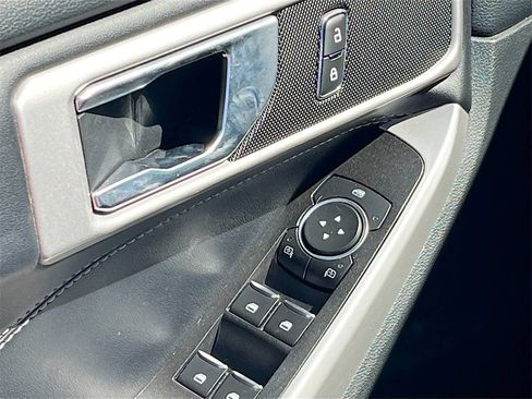 Used 2022 Ford Explorer XLT image 17