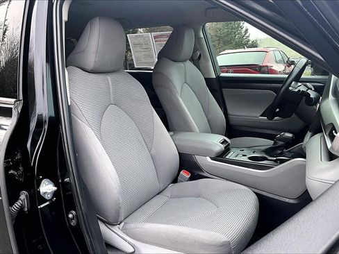 Used 2022 Toyota Highlander LE image 7