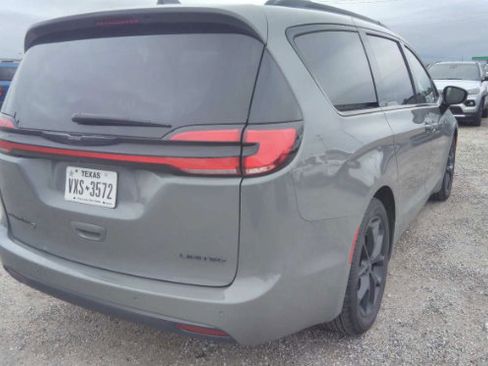 Used 2025 Chrysler Pacifica Limited FWD image 5