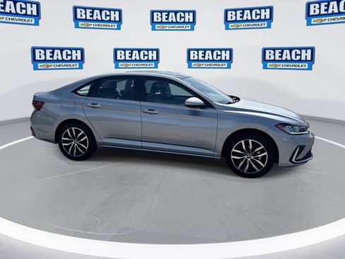 Used 2025 Volkswagen Jetta SE FWD image 9