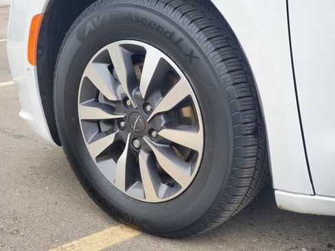 Used 2022 Chrysler Pacifica Limited FWD image 37