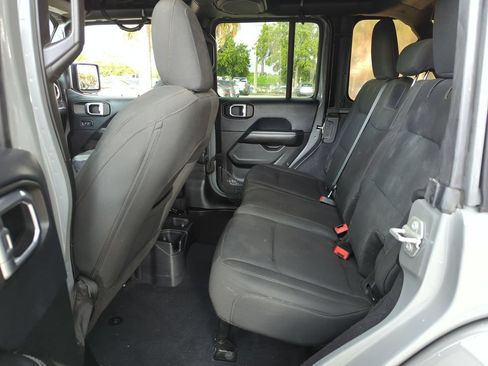 Used 2018 Jeep Wrangler Unlimited Sahara AWD/4WD image 21