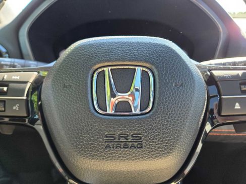 Used 2025 Honda Pilot TrailSport image 25