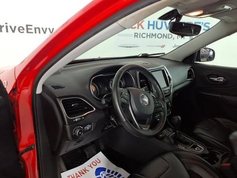 Used 2019 Jeep Cherokee Trailhawk w/ Cold Weather Group AWD/4WD image 12