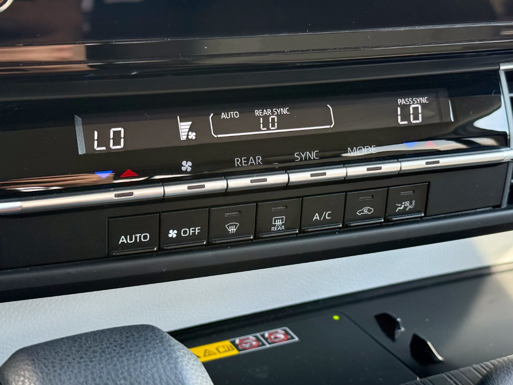 Used 2025 Toyota Sienna LE FWD image 30