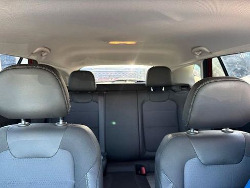 Used 2025 Chevrolet Trax LT w/ LT Convenience Package FWD image 11