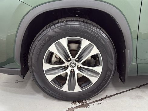 Used 2023 Toyota Highlander XLE image 25