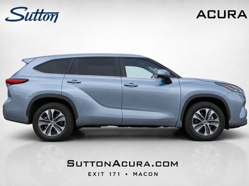 Used 2023 Toyota Highlander XLE FWD image 4