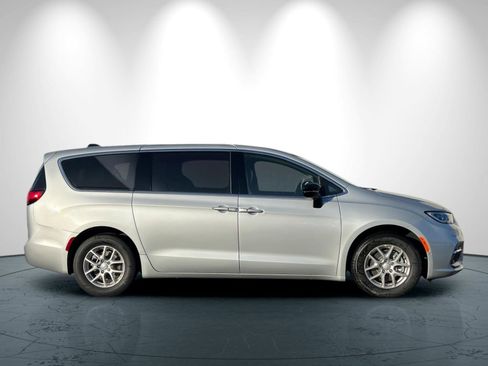 New 2026 Chrysler Pacifica Select image 3
