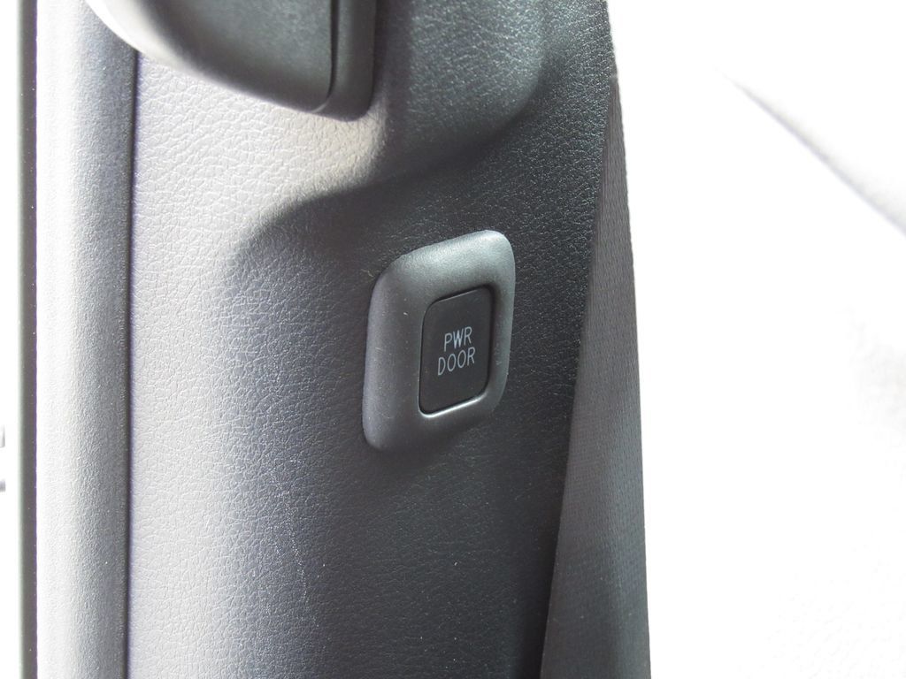 Certified 2025 Toyota Sienna XLE FWD image 37