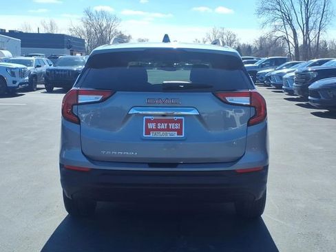 Used 2024 GMC Terrain SLE w/ Driver Convenience Package FWD image 4
