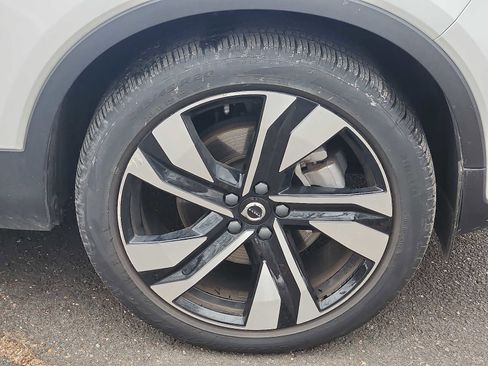 Used 2025 Volvo XC40 B5 Plus image 8