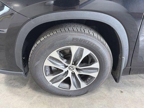 Used 2024 Toyota Highlander XLE image 15