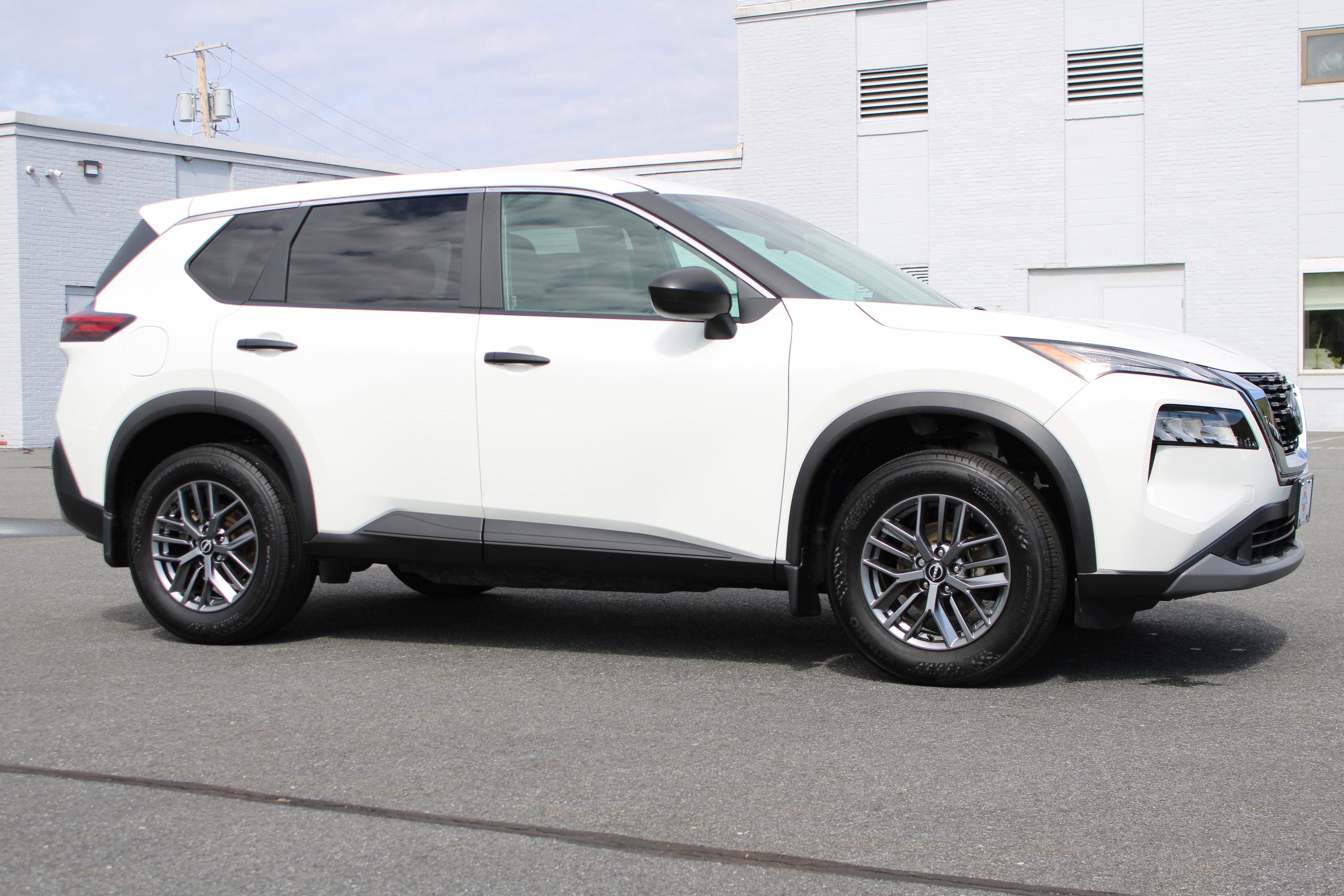 Used 2023 Nissan Rogue S AWD/4WD image 4