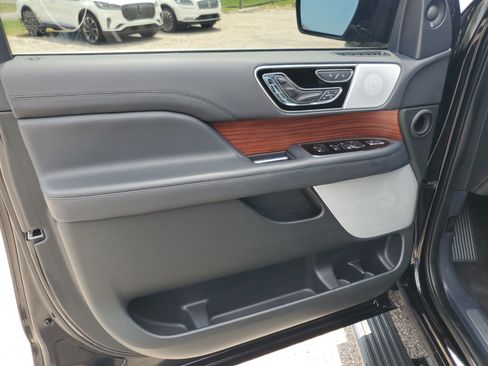 Certified 2024 Lincoln Navigator Reserve AWD/4WD image 10