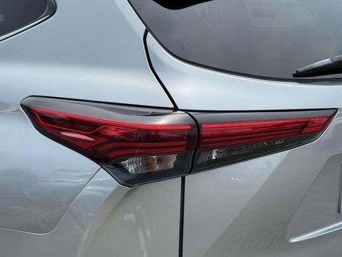 Used 2022 Toyota Highlander LE image 9