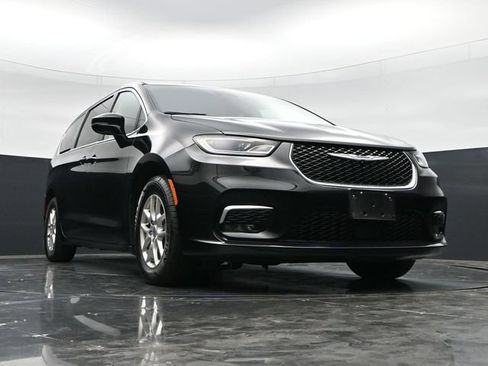 Used 2024 Chrysler Pacifica Touring-L FWD image 40