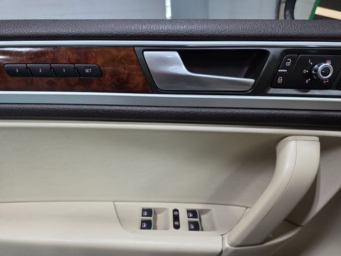 Used 2014 Volkswagen Touareg TDI image 18