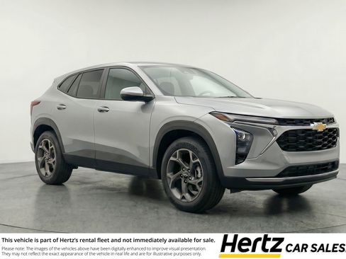 Used 2025 Chevrolet Trax LT FWD image 1