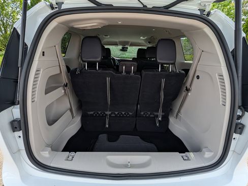 Used 2023 Chrysler Pacifica Touring-L image 36