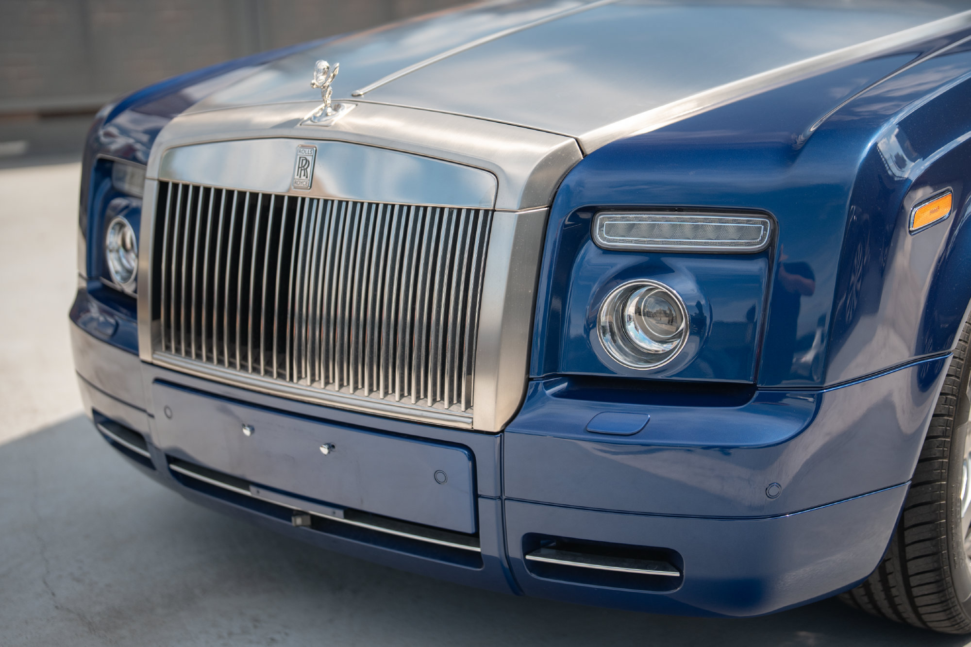 Used 2011 Rolls-Royce Phantom Drophead Coupe RWD image 3