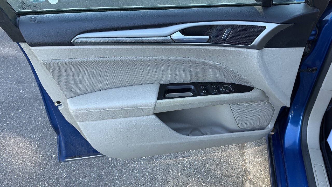 Used 2017 Ford Fusion SE w/ Fusion SE Technology Package FWD image 13