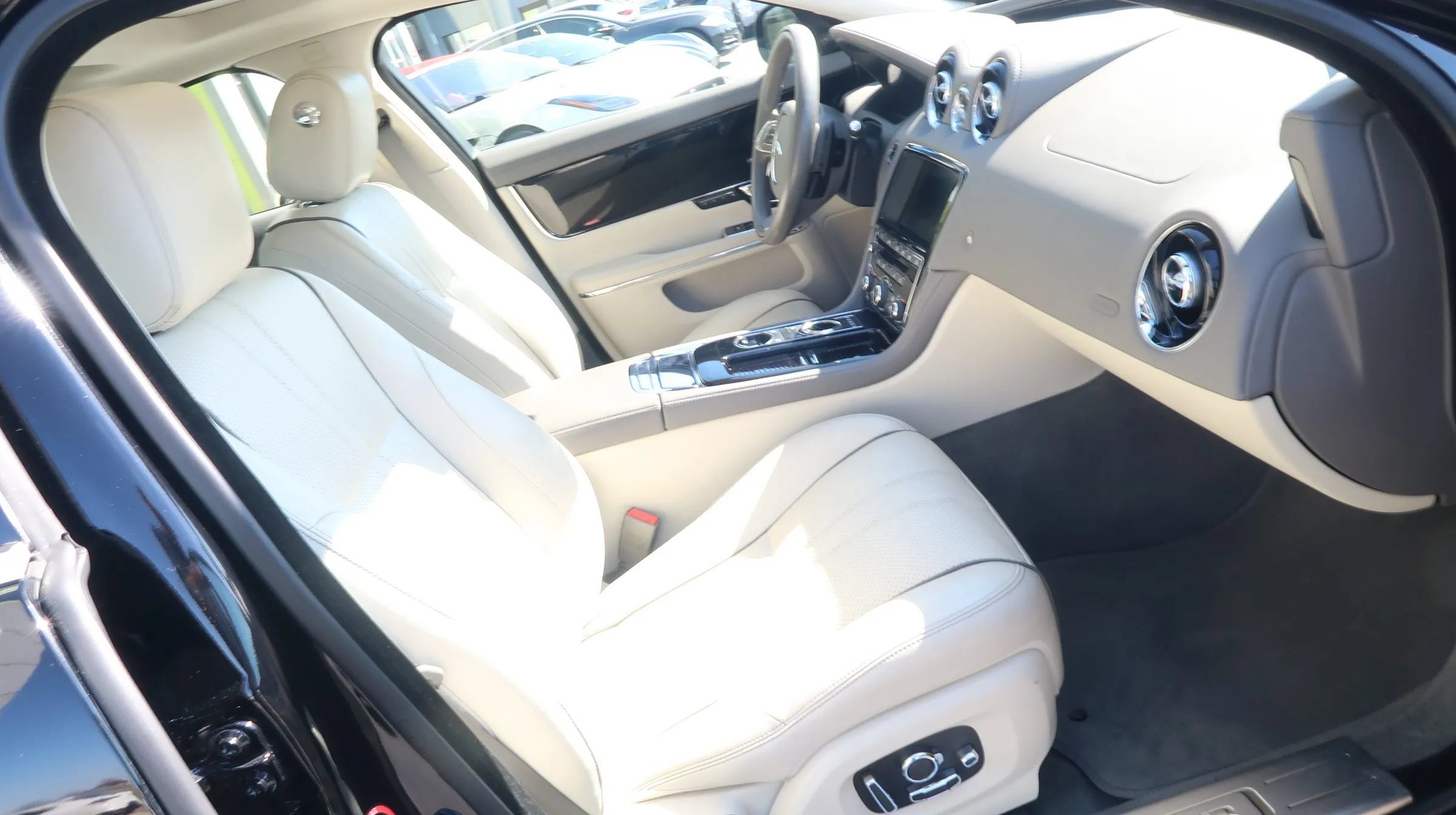 Used 2017 Jaguar XJ R-Sport RWD image 26