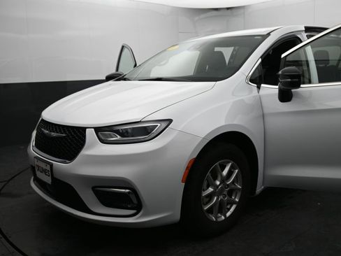 Used 2024 Chrysler Pacifica Touring-L image 14