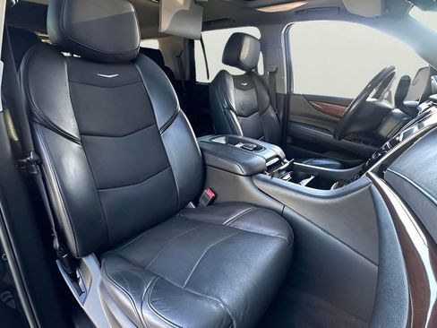 Used 2020 Cadillac Escalade Luxury image 4