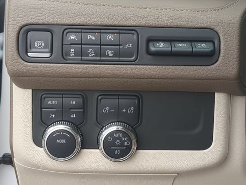 Used 2022 GMC Yukon XL Denali AWD/4WD image 18