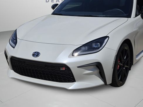Used 2025 Toyota GR86 Premium w/ Performance Package RWD image 31
