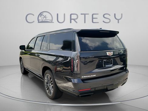 Used 2025 Cadillac Escalade ESV Sport Platinum AWD/4WD image 2