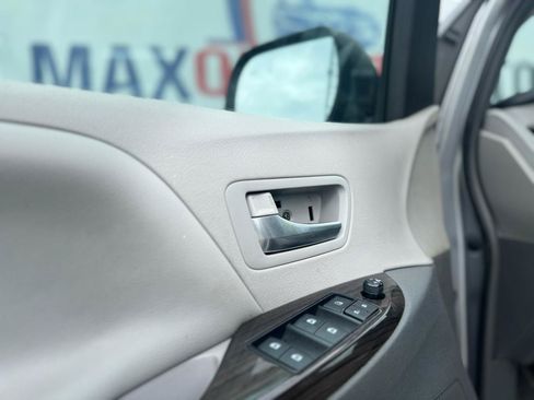 Used 2018 Toyota Sienna XLE FWD image 41