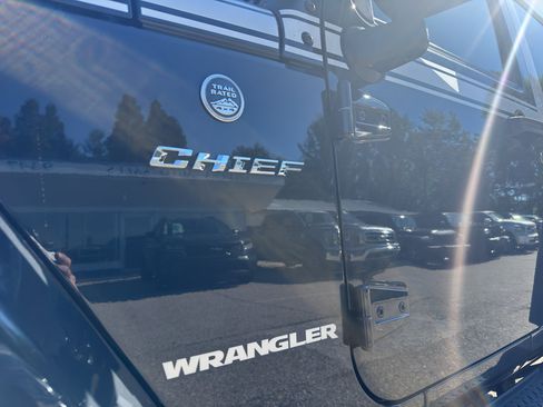 Used 2017 Jeep Wrangler Sahara w/ Quick Order Package 24E Chief AWD/4WD image 8