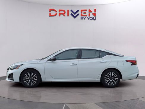 Used 2025 Nissan Altima 2.5 SV FWD image 2