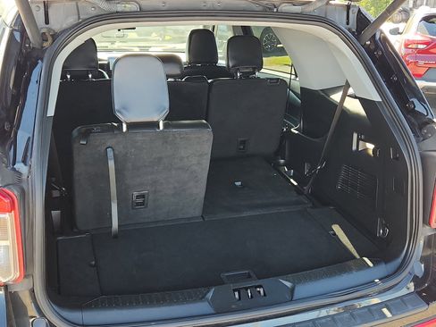 Used 2023 Ford Explorer XLT w/ Equipment Group 202A image 8