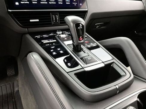 Certified 2022 Porsche Cayenne Platinum Edition image 11