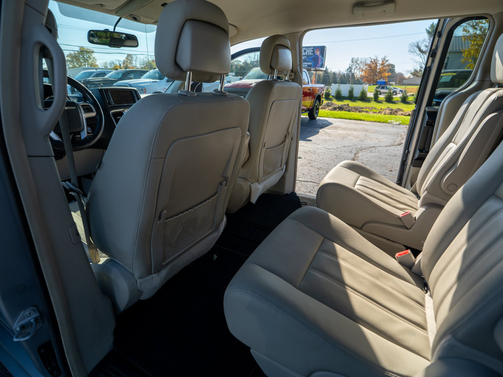 Used 2016 Chrysler Town & Country Touring w/ Driver Convenience Group FWD image 19