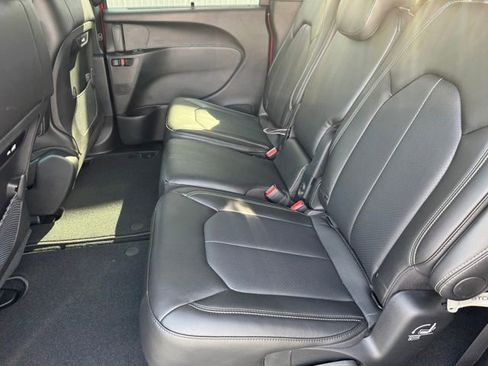 New 2026 Chrysler Pacifica Select image 14