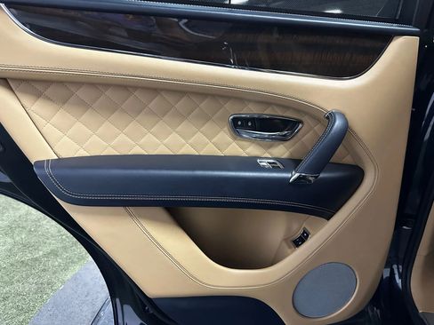 Used 2017 Bentley Bentayga AWD/4WD image 16
