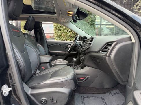 Used 2019 Jeep Cherokee Trailhawk image 34