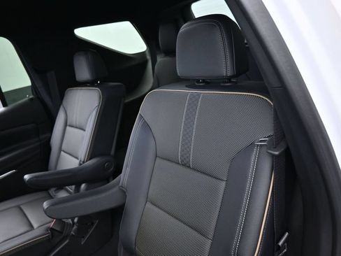 Used 2025 Chevrolet Traverse High Country FWD image 37