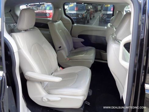 Used 2021 Chrysler Pacifica Touring-L FWD image 27