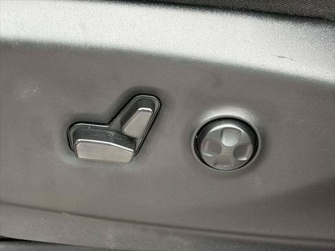 Used 2023 Chrysler Pacifica Touring-L FWD image 21
