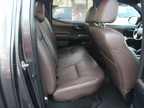 Used 2017 Toyota Tacoma Limited image 24