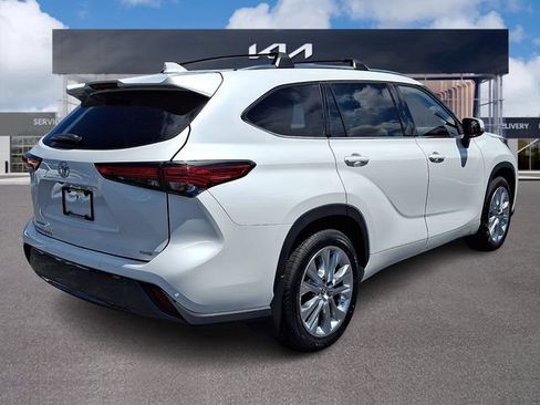 Used 2022 Toyota Highlander Limited AWD/4WD image 6