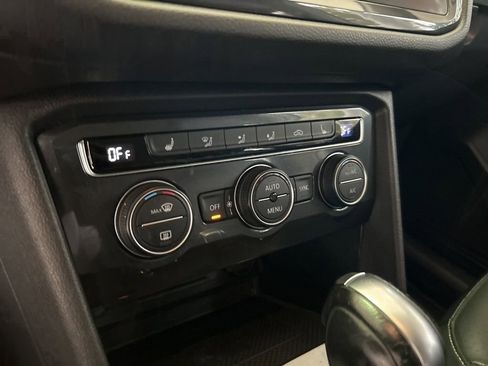 Used 2021 Volkswagen Tiguan SE image 39