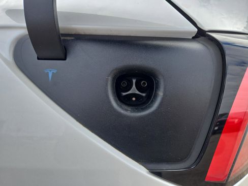 Used 2020 Tesla Model Y Long Range image 38